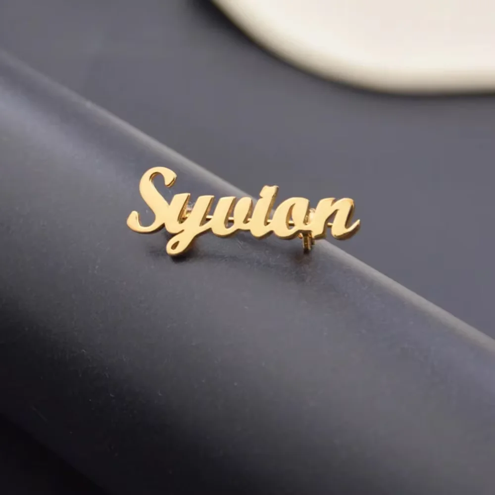 اسم مخصص دبوس بروش الفولاذ المقاوم للصدأ اكسسوارات شعار مخصص شخصية الطفل دبابيس مجوهرات النساء الرجال شارة هدية عيد ميلاد