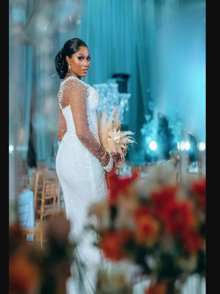 Suknia ślubna syrena z kwadratowym dekoltem, zdobiona błyszczącymi perłami, Vestidos De Novia, długie rękawy, odpinany tren.