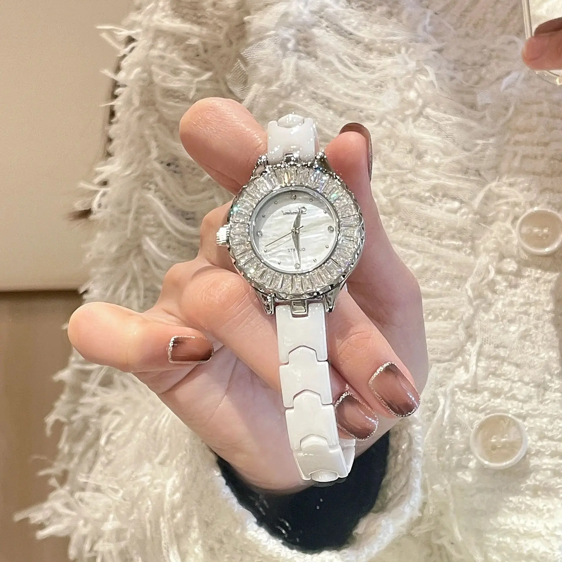 

French-style bracelet watch, ceramic small and exquisite, a luxurious and sophisticated women's watch, a perfect gift for women.