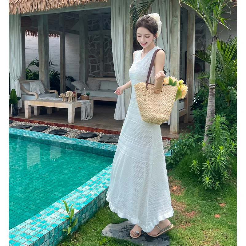 Nieuwe elegante effen kleur v-hals slanke gebreide jurk voor vrouwen zomer mouwloze holle casual a-lijn lange jurk casual jurk