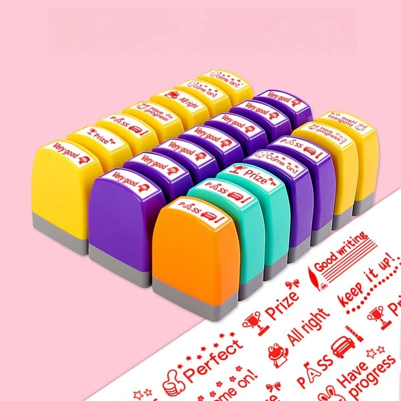 Tampon de commentaires pour enseignants, ensemble de récompenses pour enfants en anglais. Le professeur corrige les devoirs, utilise des tampons pour encourager et féliciter