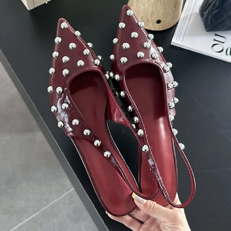 

Модные сандалии на плоской подошве с металлическими заклепками и острым носком, женские пикантные дизайнерские туфли-лодочки с открытой спиной, элегантные модельные туфли с ремешком сзади, Zapatos De Mujer