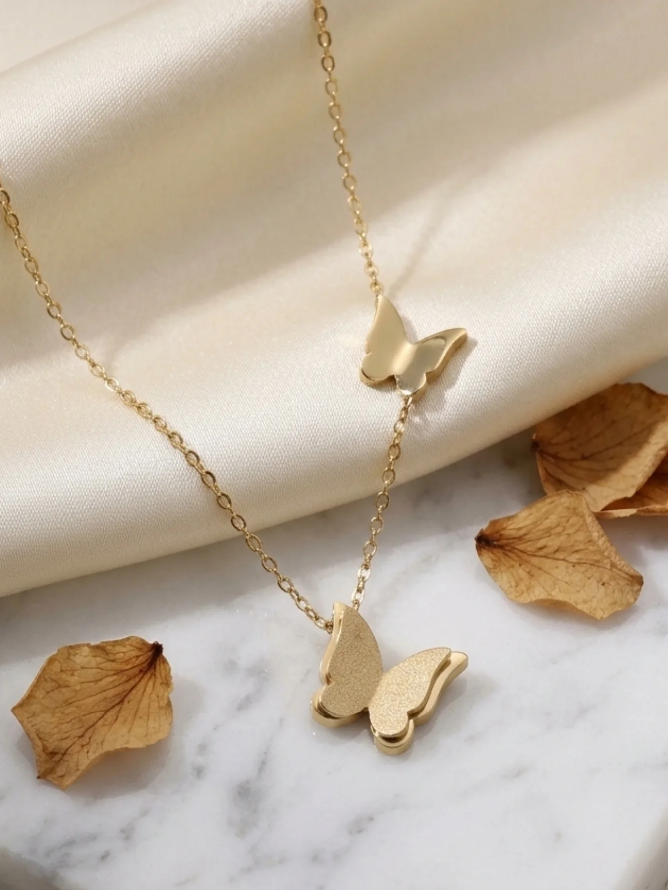 1 Piece of Stainless Steel 18K Gold-Plated Double Butterfly Necklace, Light Luxury Romantic Matte Finish Clavicle Chain, Suitable for Daily Commuting, Dating, Banquets, Parties / Workplace Wear Accessories