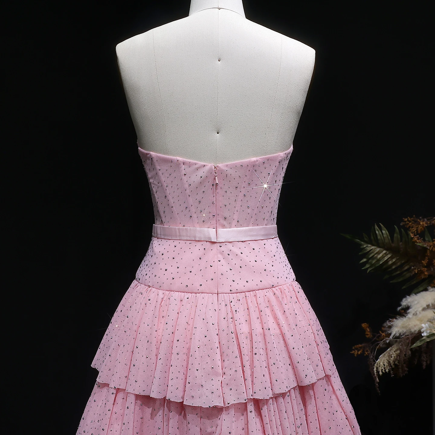 Sharon Said Rosa trägerloses Strass-Homecoming-Kleid, gestuftes Tüllkleid mit Satinschleife, Dubai Cocktail-Abschlussball-Partykleid RM134 Maßanfertigung – Detail 8