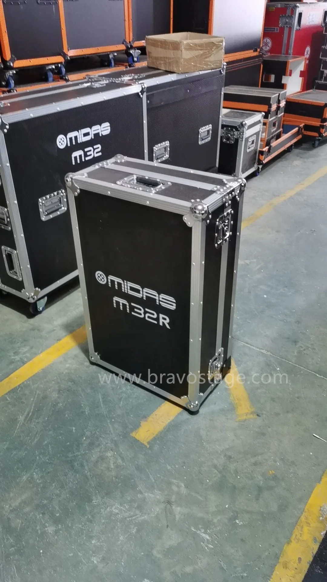 Mixer Flight Case, Heavy Duty 12mm Plywood 870x580x330mm Equipment Case with Doghouse for Midas M32R and Midas M32, Hard Shell