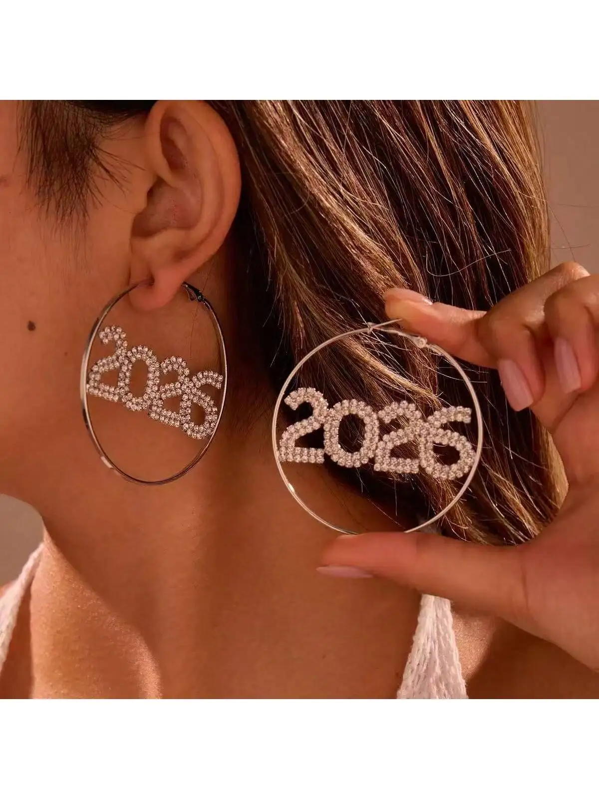 أقراط إبرة فضية مرصعة بالألماس رقمية إبداعية للعام الجديد 2026 مع تصميم شخصي وفاخر وراقي #2