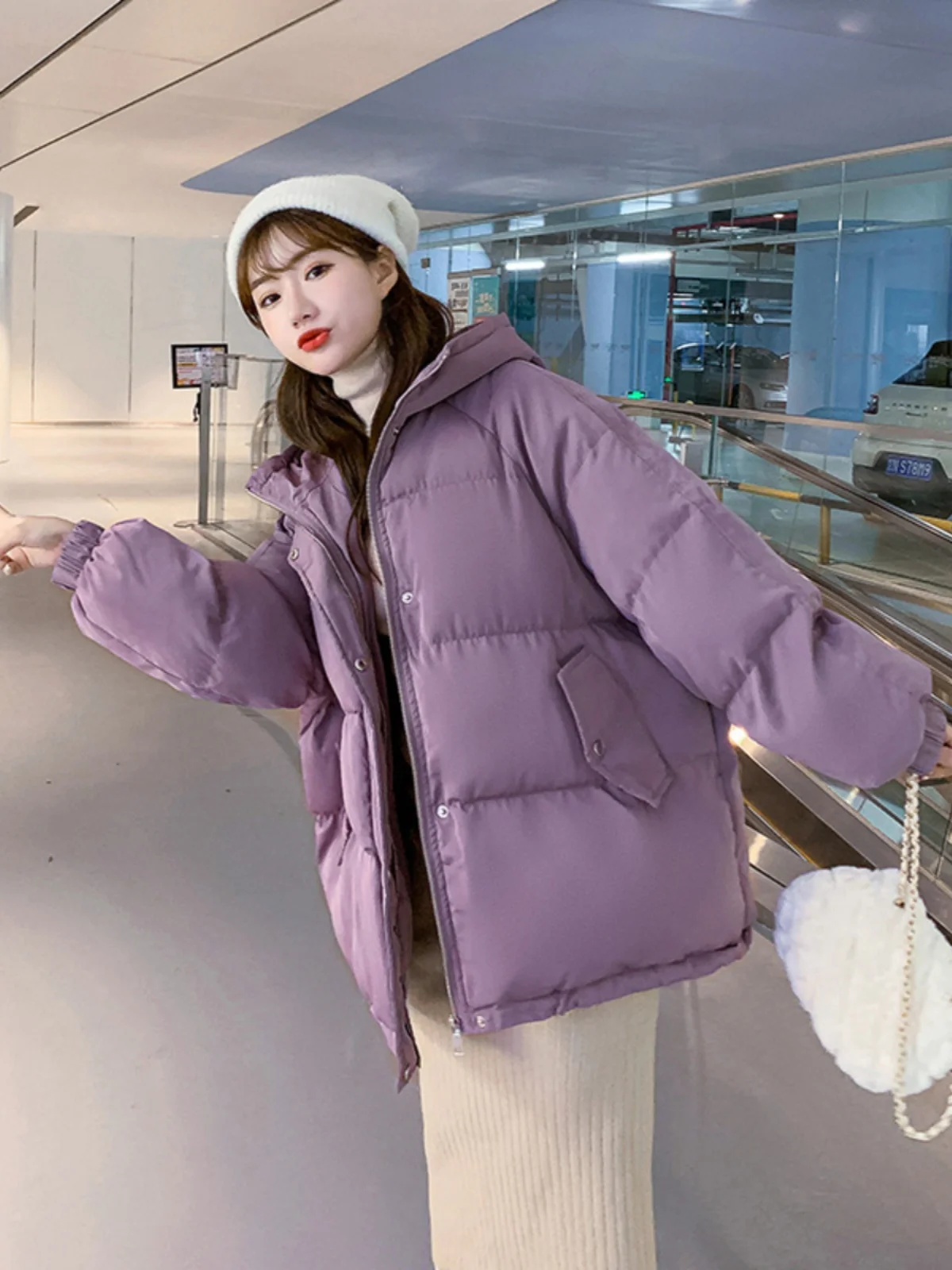 

Зимняя утепленная хлопковая куртка 2023 года для женщин: свободный крой в корейском и гонконгском стиле, студенческая модель, верхняя одежда на молнии