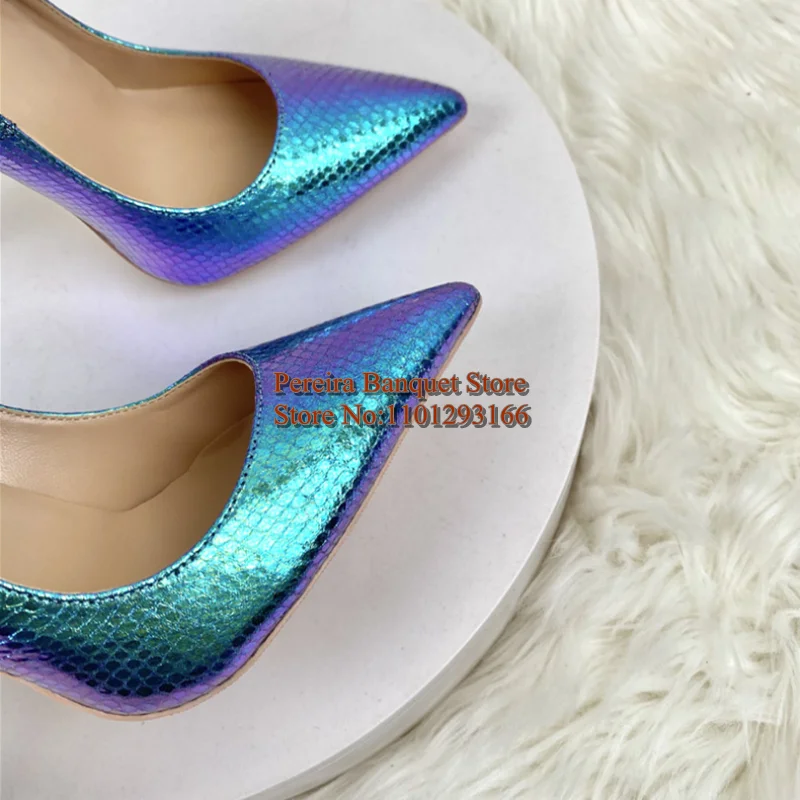 حذاء أنيق من جلد الثعبان الأزرق مطبوع بكعب ستيليتو حذاء سهل الارتداء بنمط الثعبان PU حذاء نسائي
