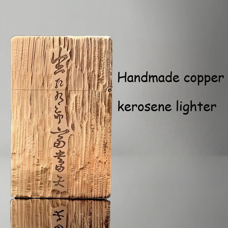 

Маленькая тяжелая броня, латунная масляная зажигалка Xiaobei в одном стиле с резным узором из коры, креативная коллекция, простой стиль для мужчин