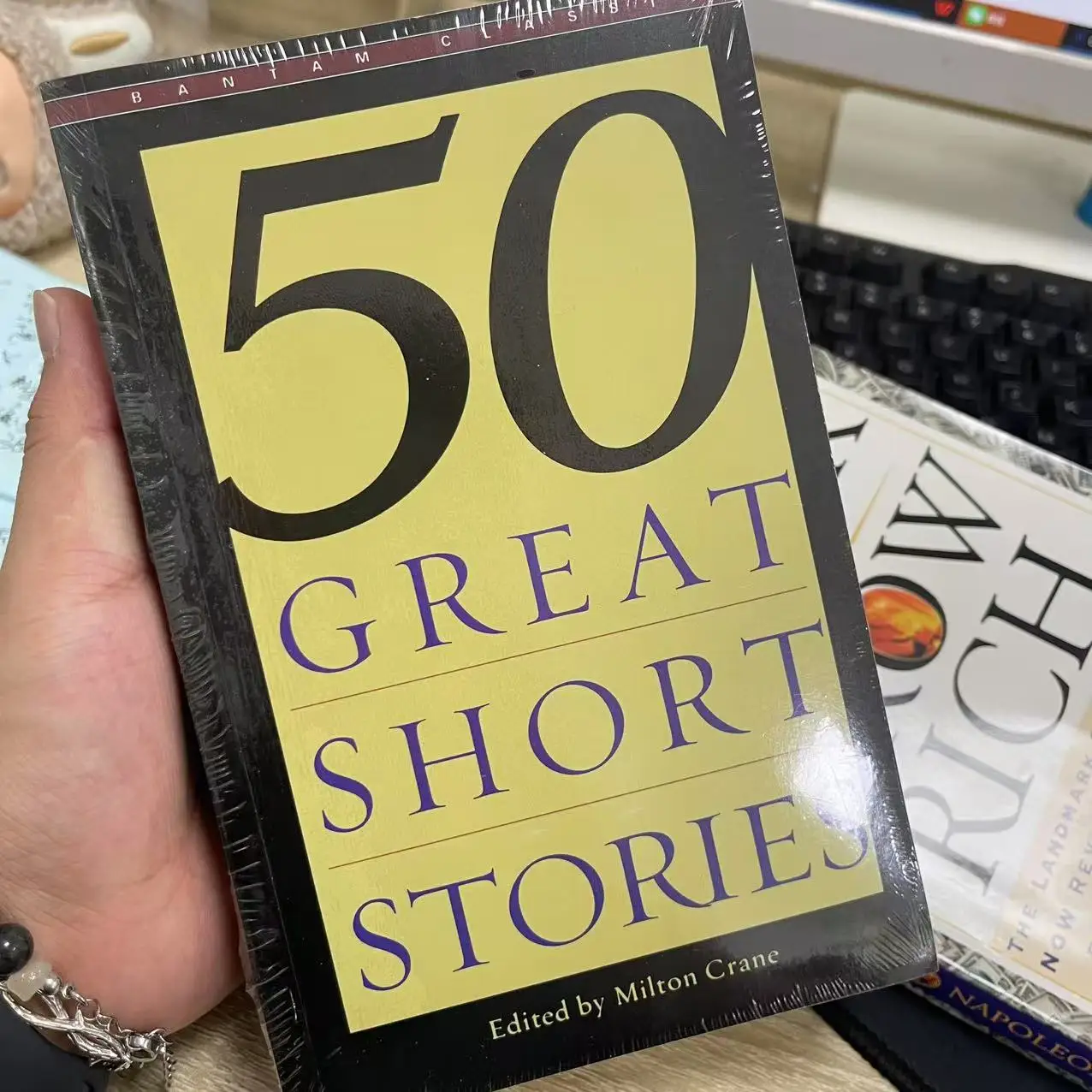 

Выбранная коллекция из 50 классических рассказов — прекрасное путешествие по миру эмоций, человеческости и воображения.