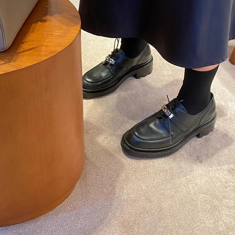 

Lo Bule Strap Thi Heel Loers Женские Thi Bot из натуральной кожи oes Увеличенная маленькая кожаная oes