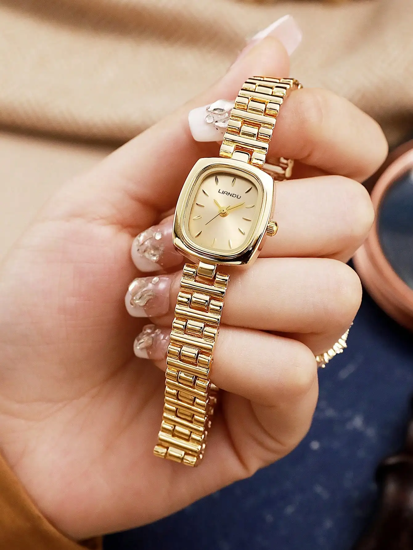 

Кварцевые часы золотистого цвета с квадратным циферблатом и браслетом-цепочкой для женщин