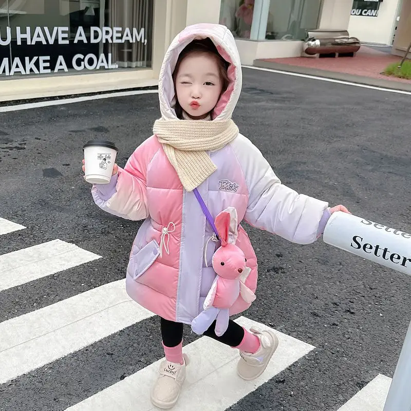 Cappotto di cotone per ragazze 2023 inverno nuovo alla moda dolce colorato rosa con cappuccio con lettera a cartella Patch addensato lungo caldo Parka