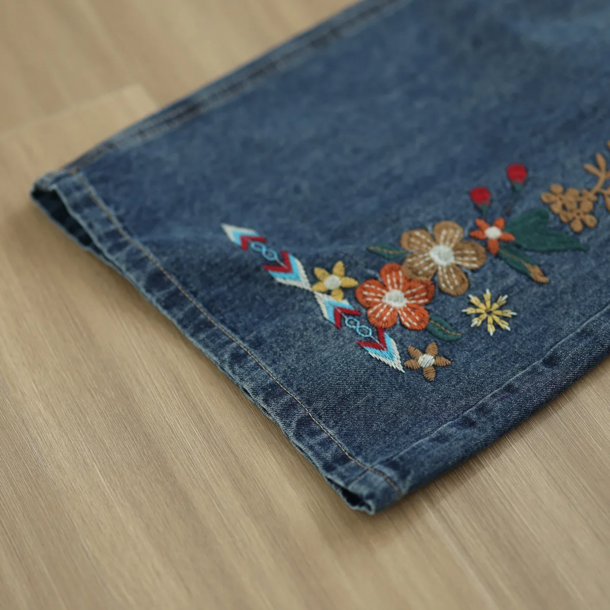 Nowe jeansy damskie na jesień 2025, bawełniane, z elastyczną talią, haftowane kwiatami, w stylu Mori Girl, vintage, luźne spodnie z szerokimi nogawkami B59658CC