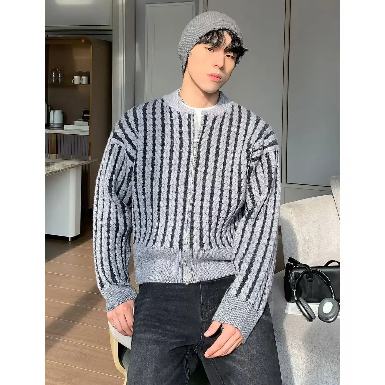 Autumn and winter new knitted sweater men's cardigan jacket short twist stripes