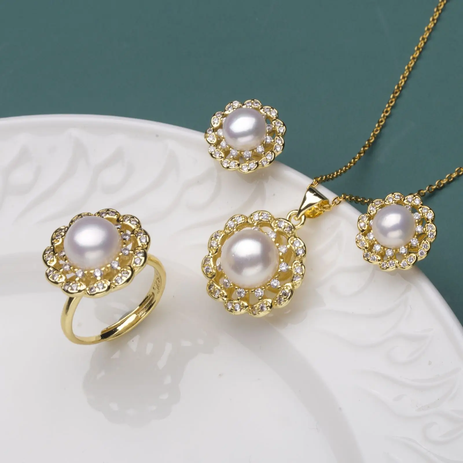 

Женский ювелирный комплект из колье, серёг и кольца, с натуральным пресноводным жемчугом