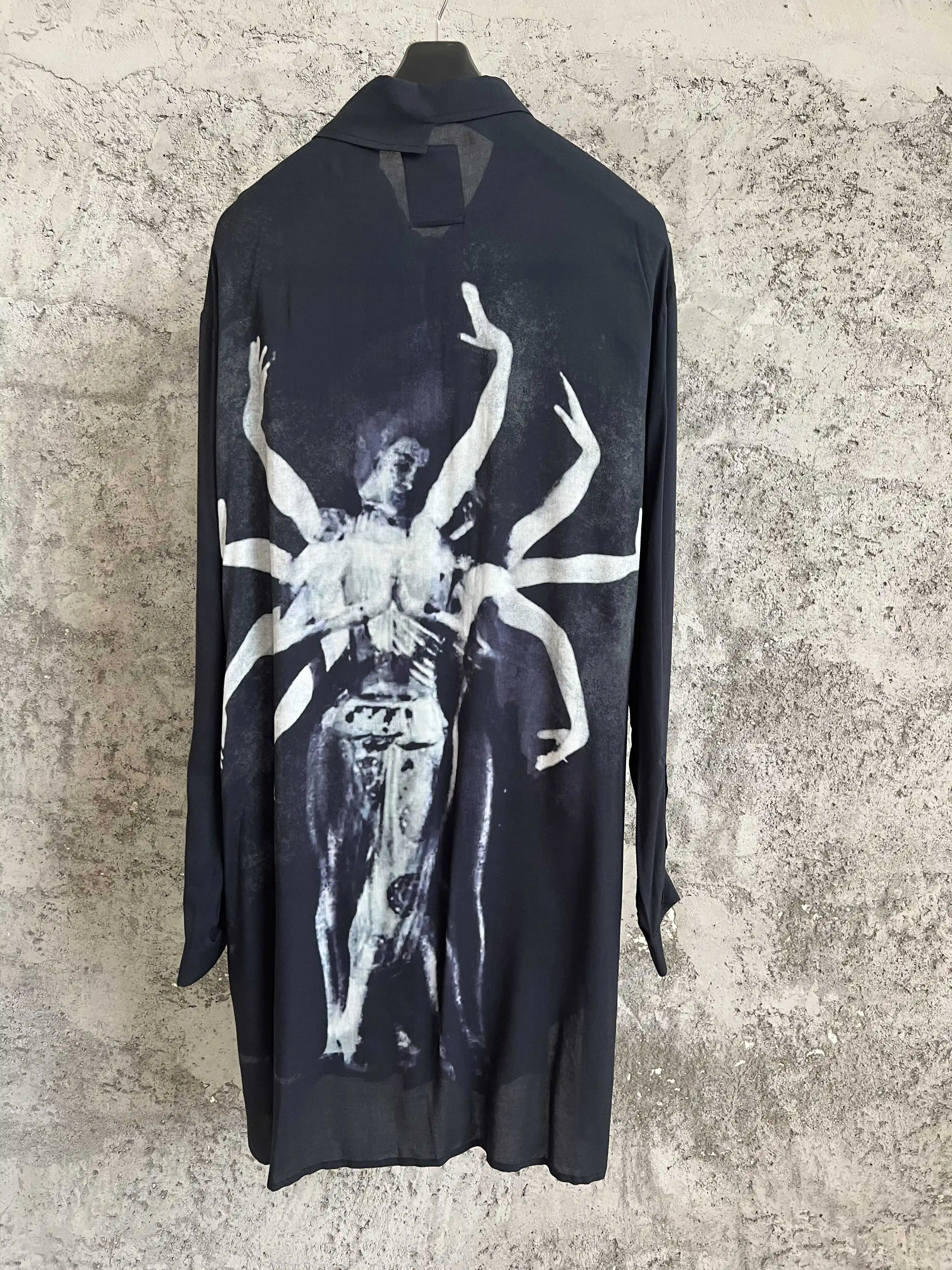 

Original design loose overlapping Asura laid-back style rayon printed shirt dark