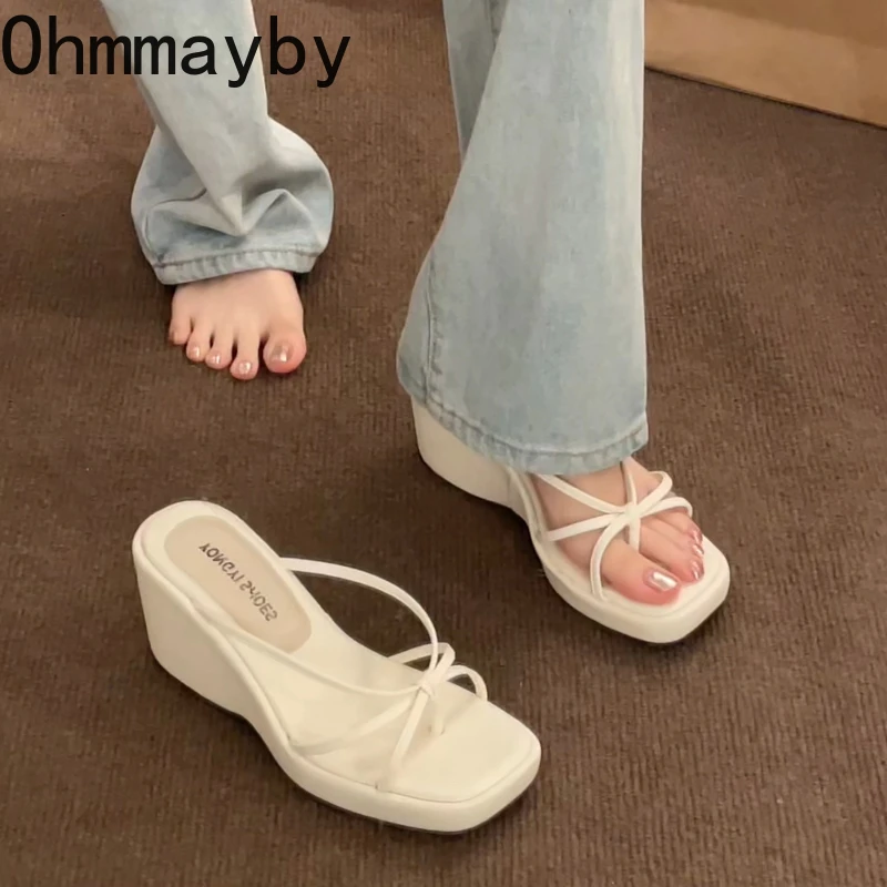 

Новые летние женские шлепанцы на платформе с танкеткой и застежкой на пальцах, с узким ремешком, для улицы, вечеринок, отпуска, сандалии