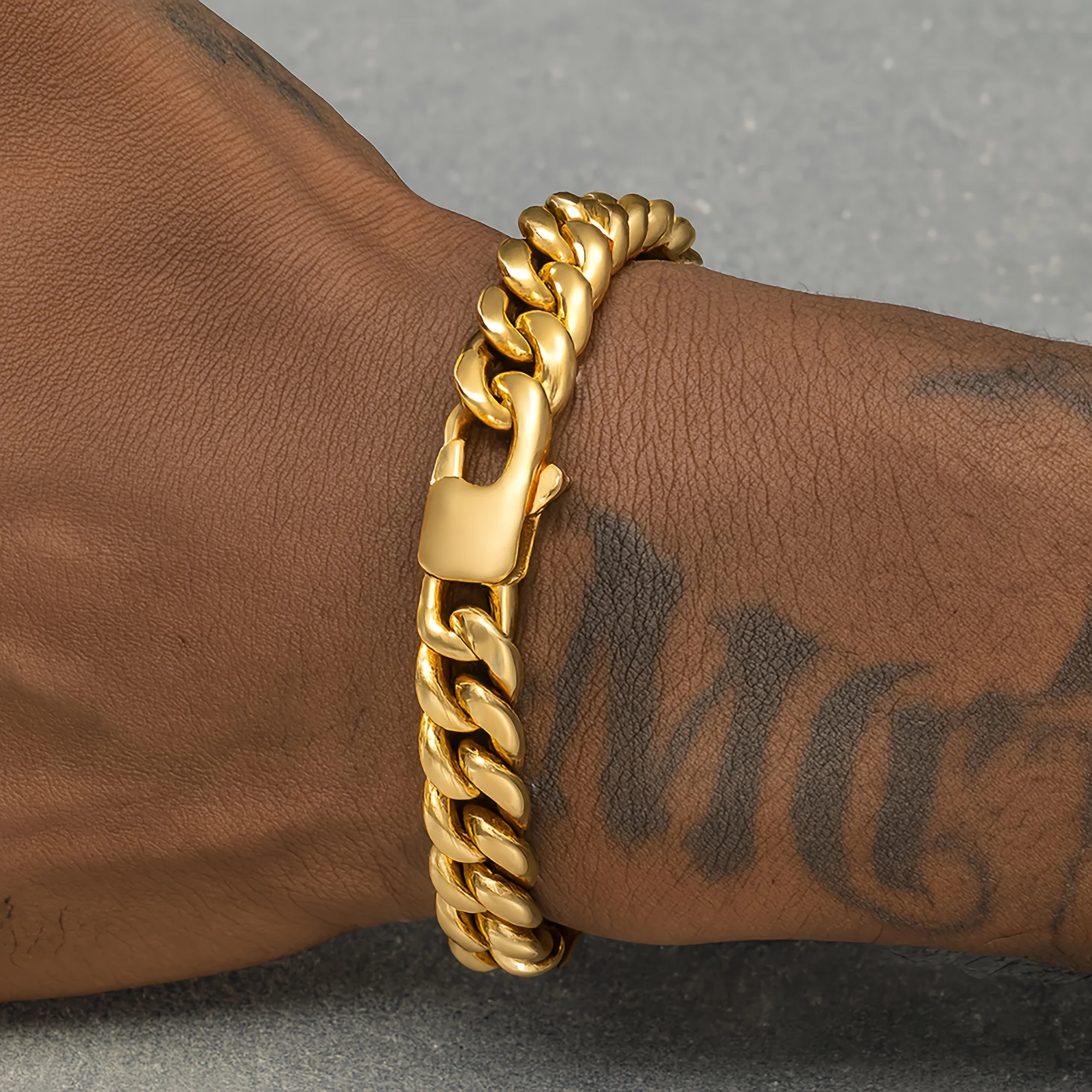 1 gold bracelet, 18K gold plating, bright and shining, 7mm round grinding and fine polishing, 8-inch long Miami Cuban chain, high-quality stainless steel, mirror reflective quality