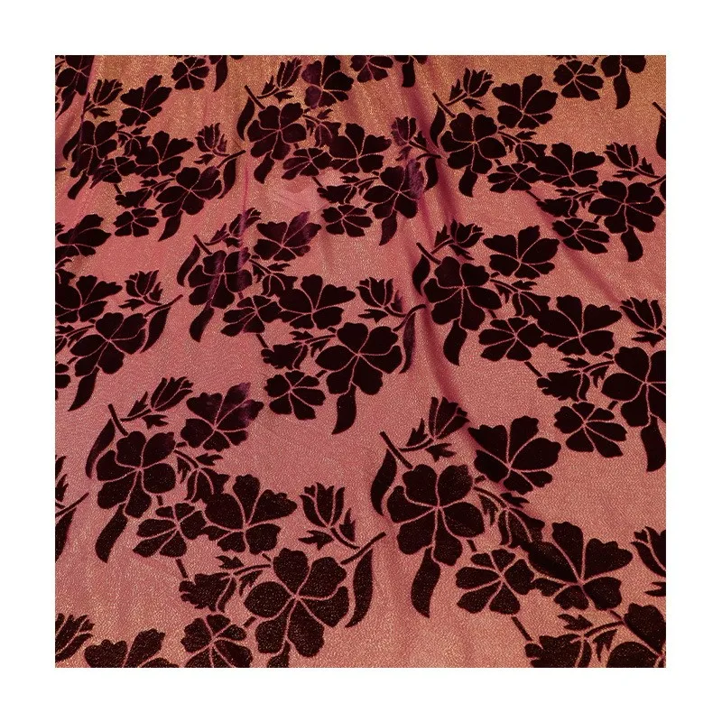 Il tessuto del cheongsam e dell'abito è realizzato in velluto broccato con fiori dorati