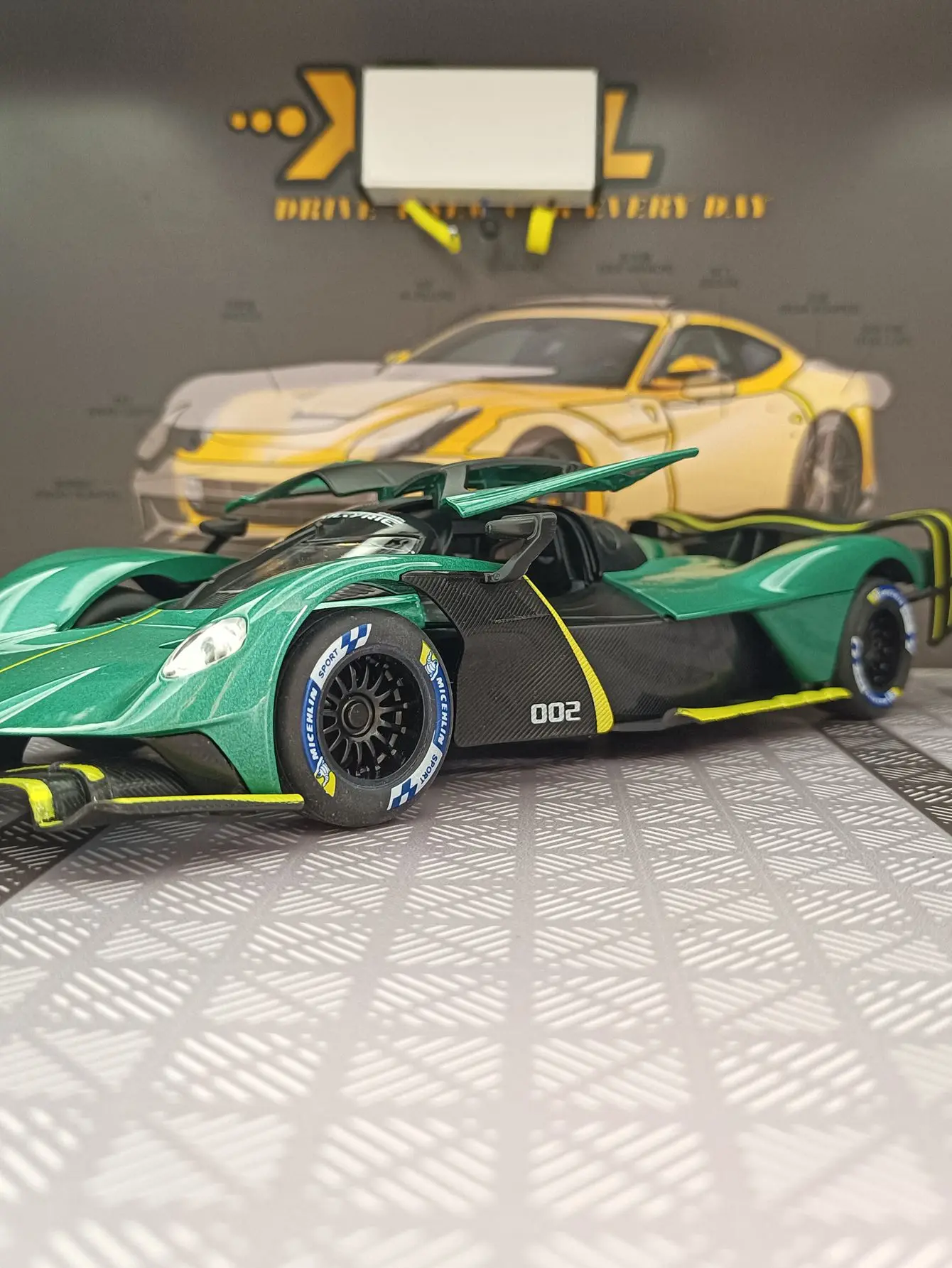 

1:24 Aston Martin Valkyrie Alloy Supercar Model Car Ornament Collection Car Doors Can Open Children's Toys