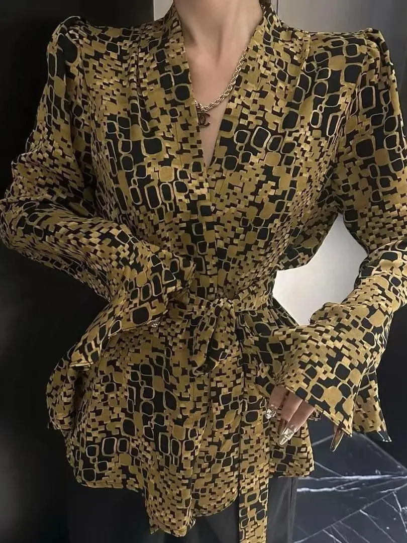 

Модная женская блузка с цветочным принтом и V-образным вырезом, с рукавами-колокол, подчеркивающая талию, универсальная, стильная, с геометрическим леопардовым принтом.