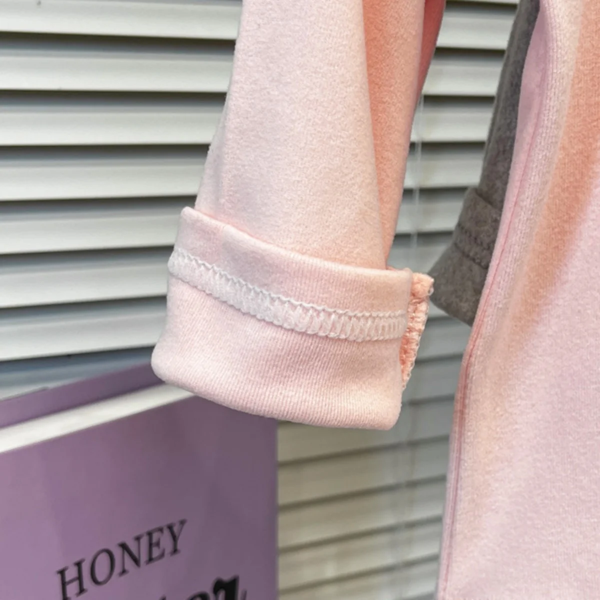 Herbstliches, süßes, einfarbiges Mädchen-Oberteil mit Herzmuster, warmes, gerüschtes Langarm-T-Shirt für Kinder, ideal für den täglichen Gebrauch, Kinderkleidung, Hemd. – Detail 7