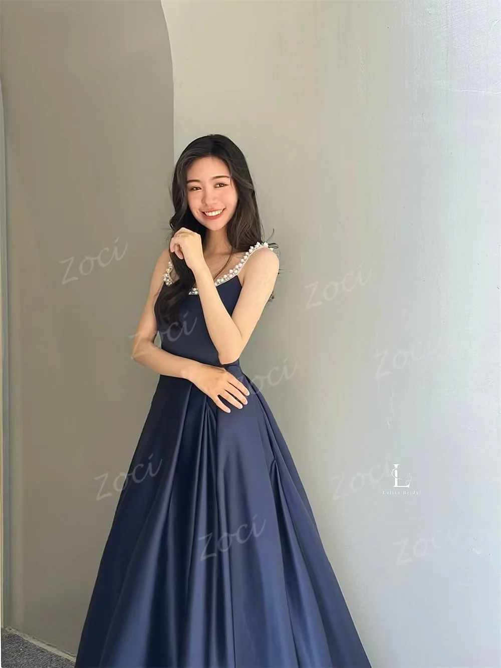 فساتين زفاف Zoci Pearls مطرزة بالخرز من الساتان كوريا باللون الأزرق الداكن مخصصة على شكل حرف A بدون أكمام للحفلات الراقصة وحفلات الزفاف لالتقاط الصور #4