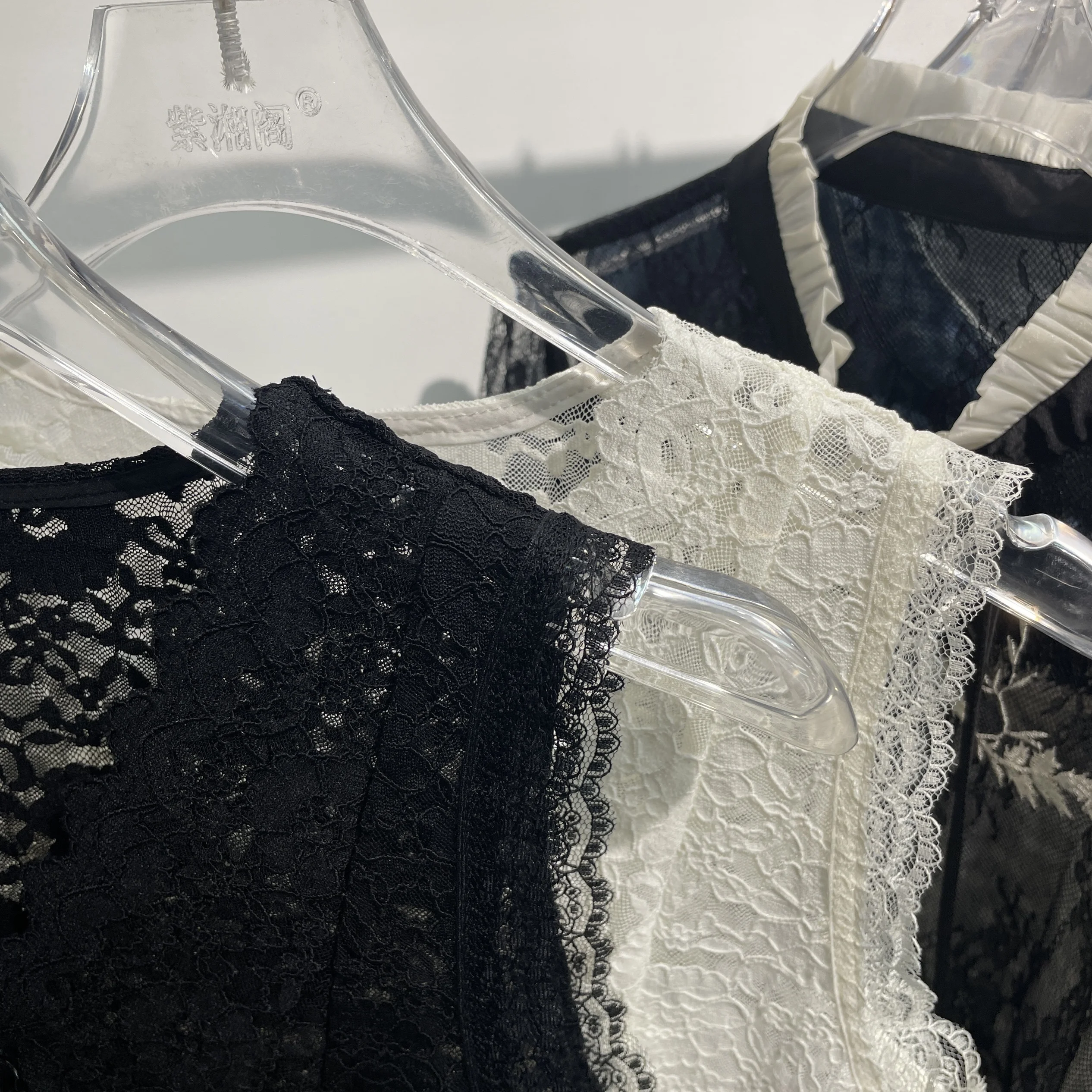 V넥 레이스 트림 홀로우 아웃 플라워 버튼 베스트 여성용 프론트 스플릿 베이스 탑 2025 봄 여름 신상 슬레 출퇴근 스타일