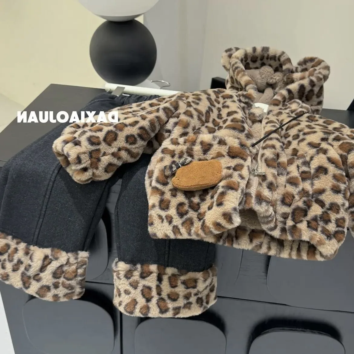 

Girls' Winter Coat New Children's Hooded Leopard Pattern with Thick Velvet for Warmth Jacket