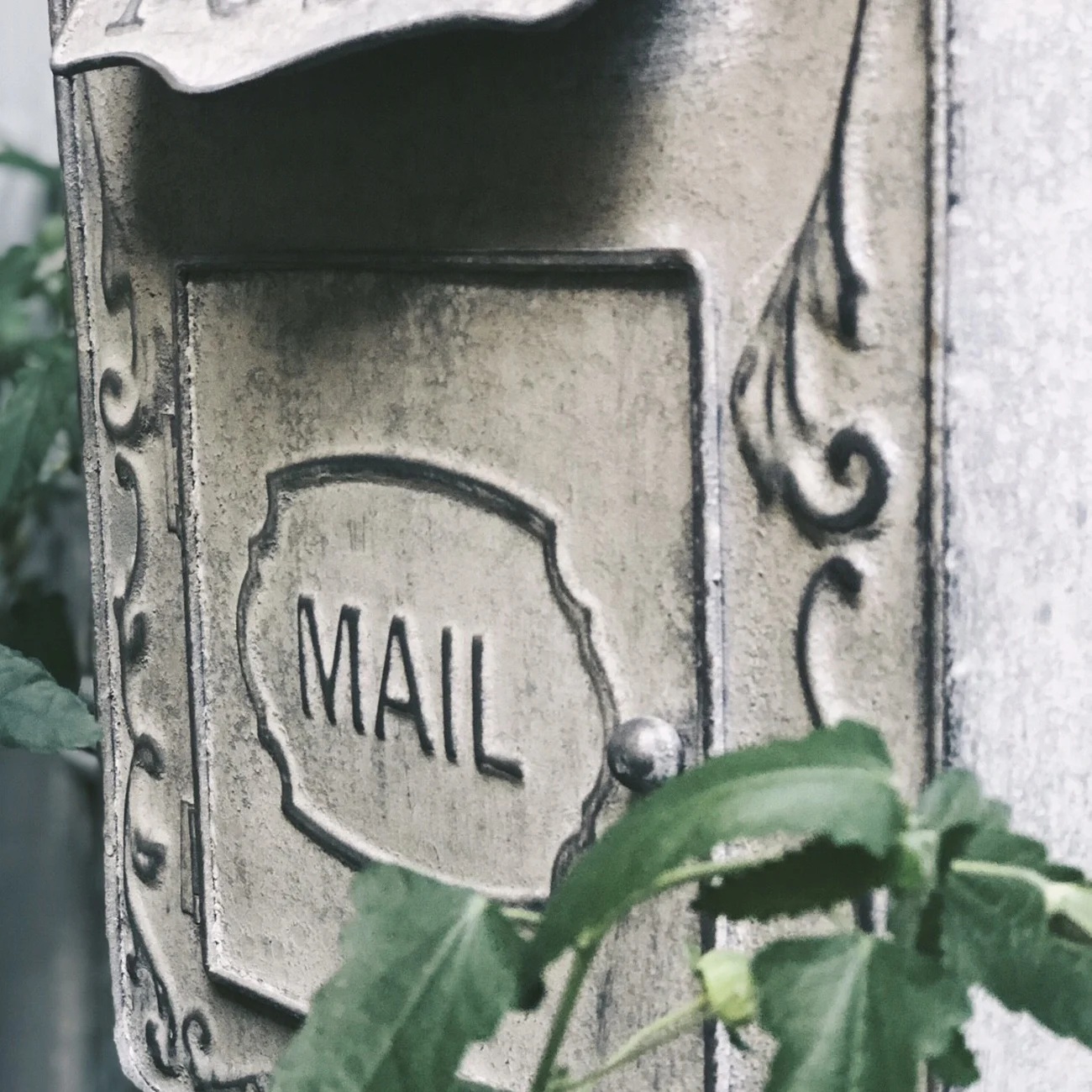 Garden Outdoor Retro Mailbox, Metal Iron Post Box,European Style Vintage Letter Box, Size 26*9.5*34H CM, White,Villa Family