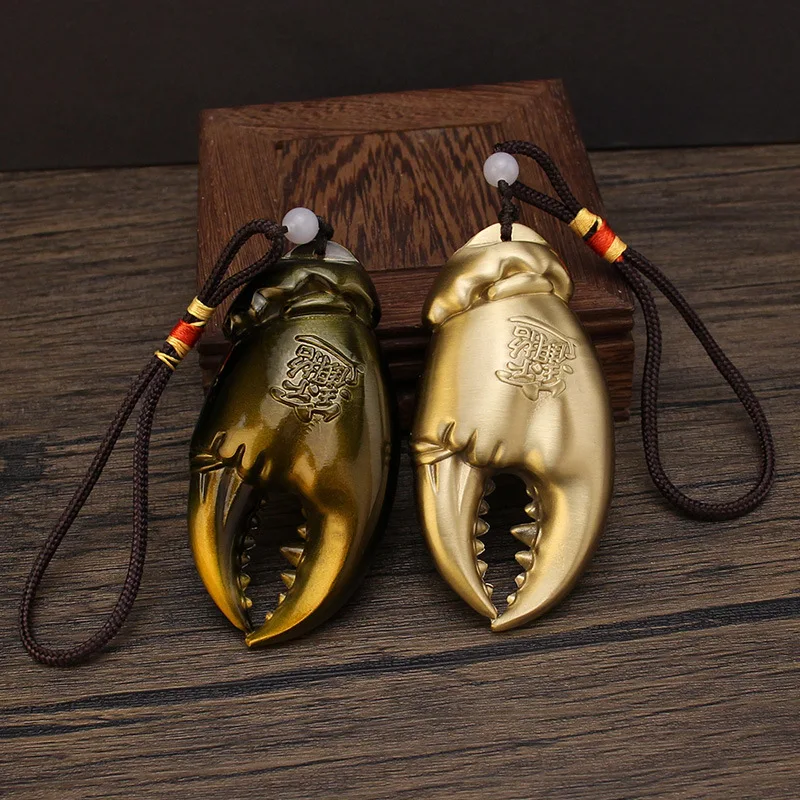 Made of all brass, crab claws are baked, colored, brushed, and sealed with oil, symbolizing the creativity of having pliers (mo