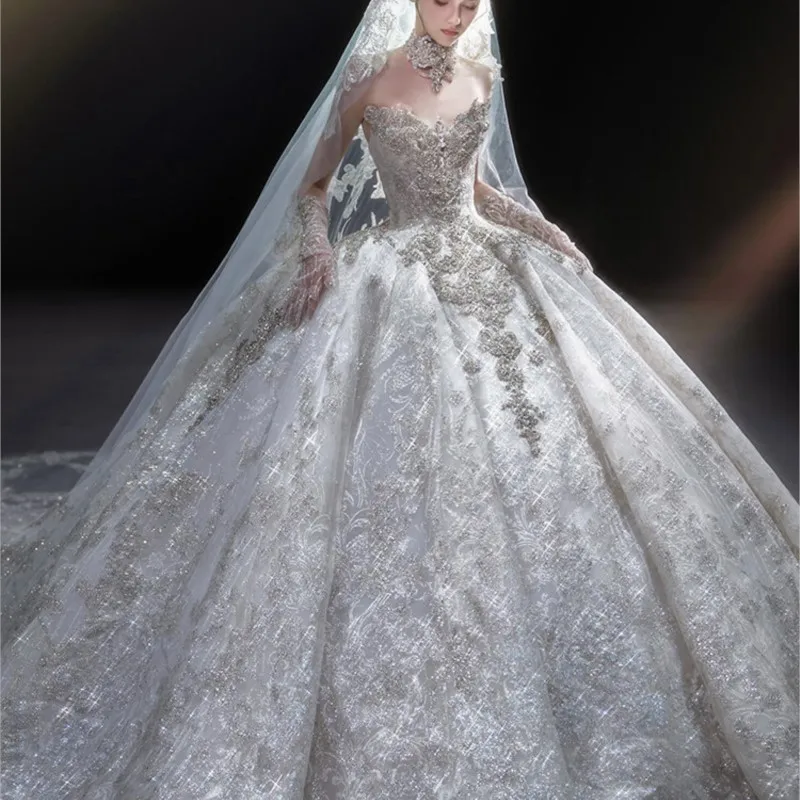 A new strapless, luxurious, light luxury, and niche dress with large tail