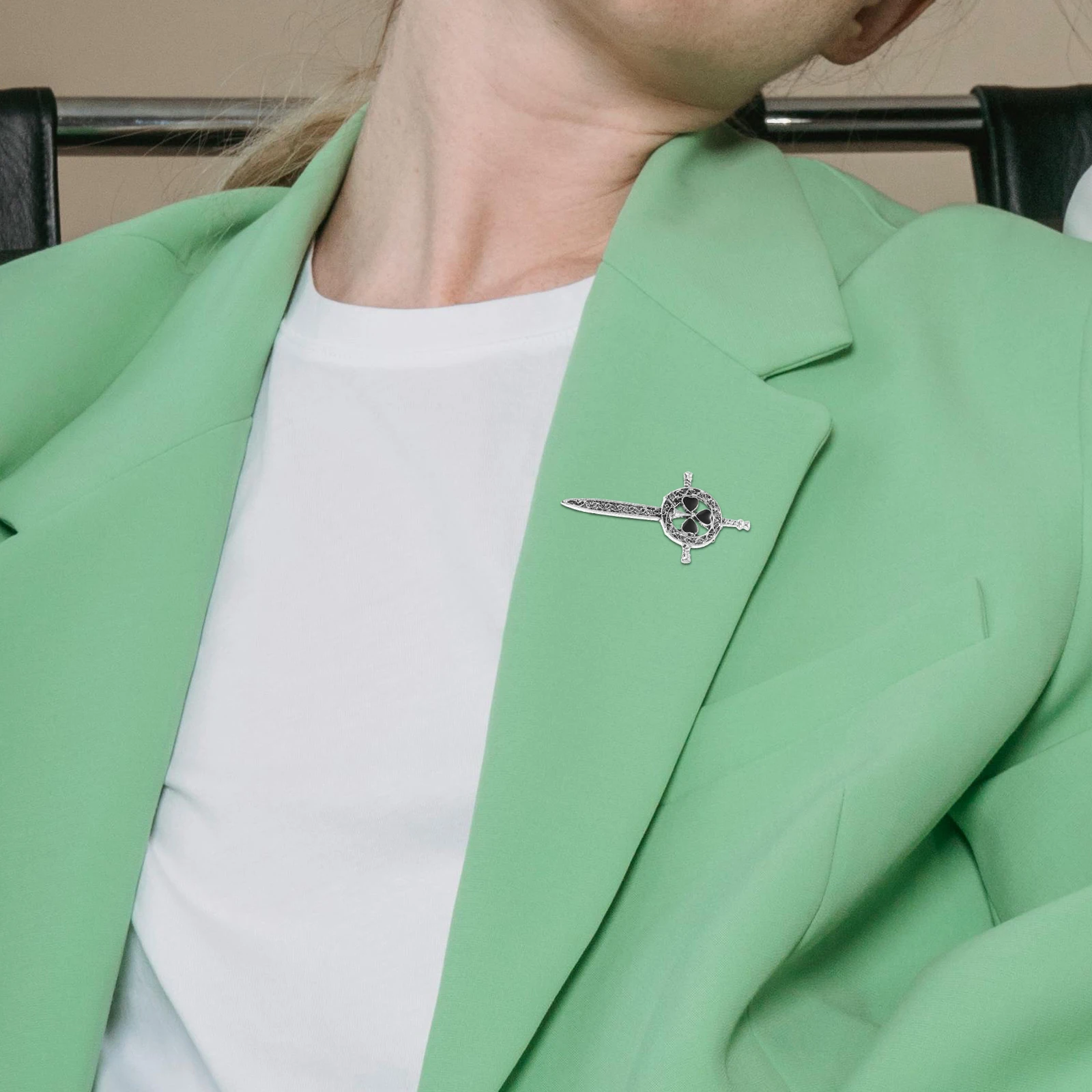 

2pcs Vintage Thistle Brooches Flower Pins for Women Metal Collar Badge Jewelry Gift Box Decorative Accessories