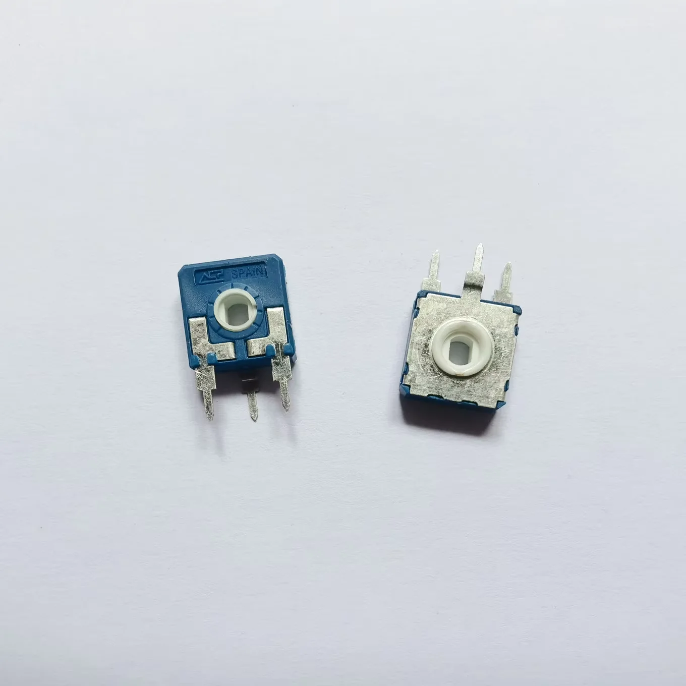 

Оригинальный новый 100% CA14 вертикальный триммер 500K потенциометр с регулируемым сопротивлением овальное отверстие 14*14 мм (ПЕРЕКЛЮЧАТЕЛЬ)