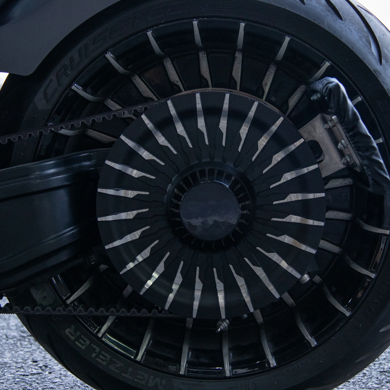 Single-sided Swingarm Kits for 18x8.5/18x9 Rear Wheel with 18-260/280mm Tire for 2018+ M8 Harley  Boy & Breakout