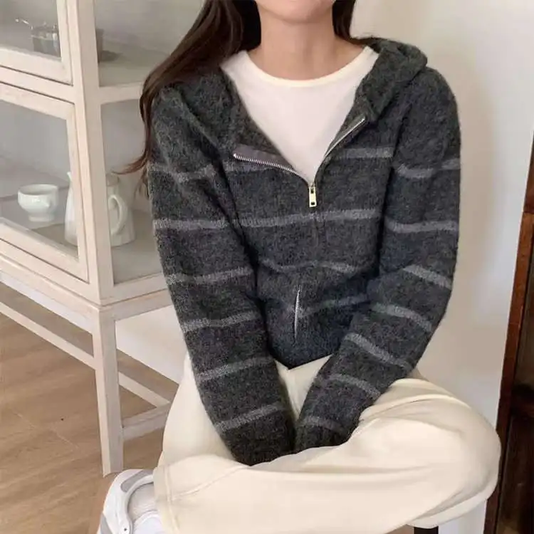 

2025 зимний новый женский повседневный утягивающий свободный вязаный кардиган с капюшоном в горизонтальную полоску, модный хлопковый свитер 00%