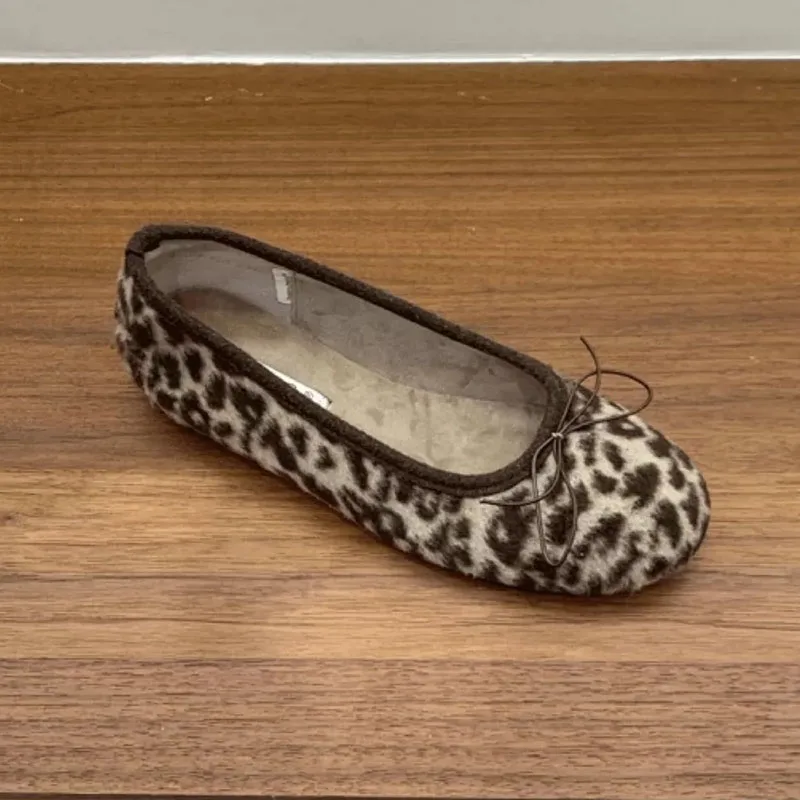 Neue Herbst-Winter-Mode: Pelz-Ballerinas für Damen, warme Slip-On-Schuhe mit runder Zehenpartie, flache Damenschuhe mit Schmetterlingsknoten und Plüschfutter. – Detail 8