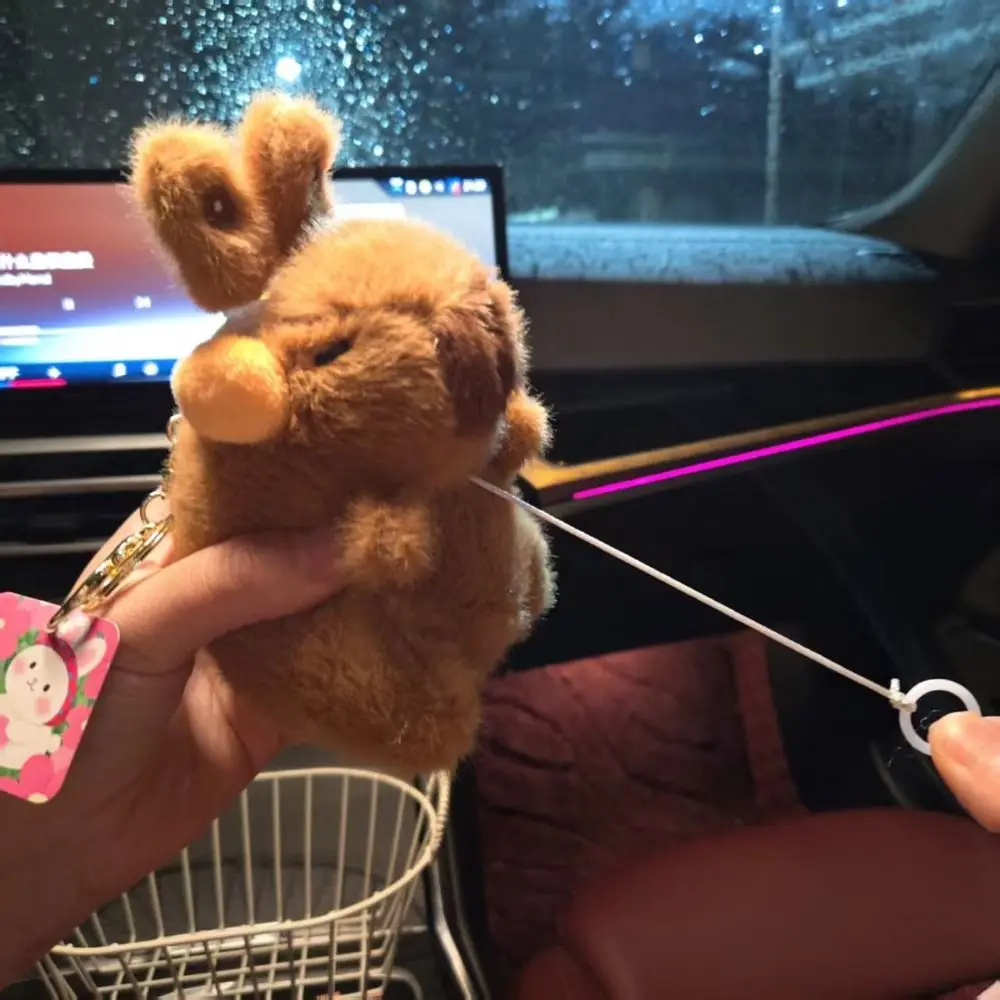 Capybara drôle en peluche pendentif oreilles de lapin mobiles marron Capybara en peluche porte-clés ailes douces Capybara peluche poupée sac suspendu