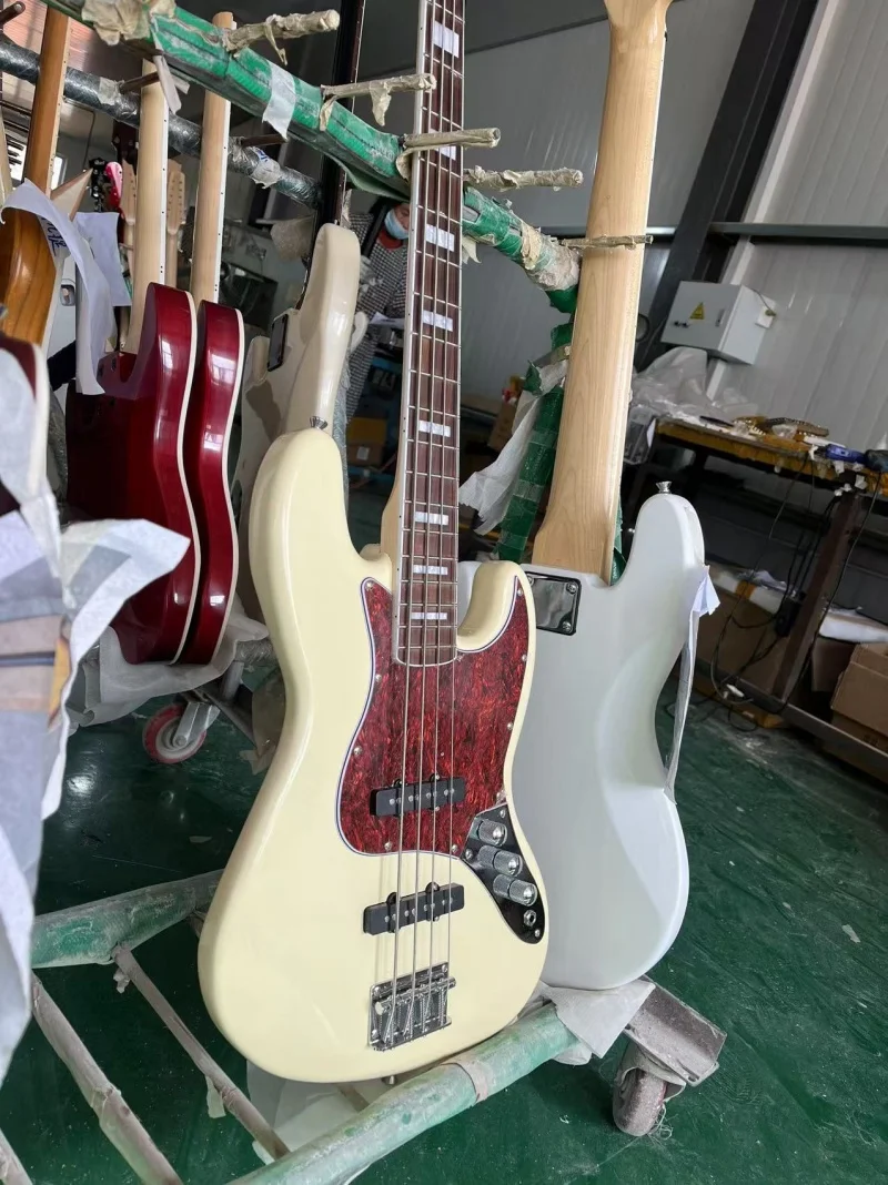 

Cream 4 string electric bass,Maple neck rose wood fingerboard,The Red Armor Pickpocket,Quality assurance, free delivery