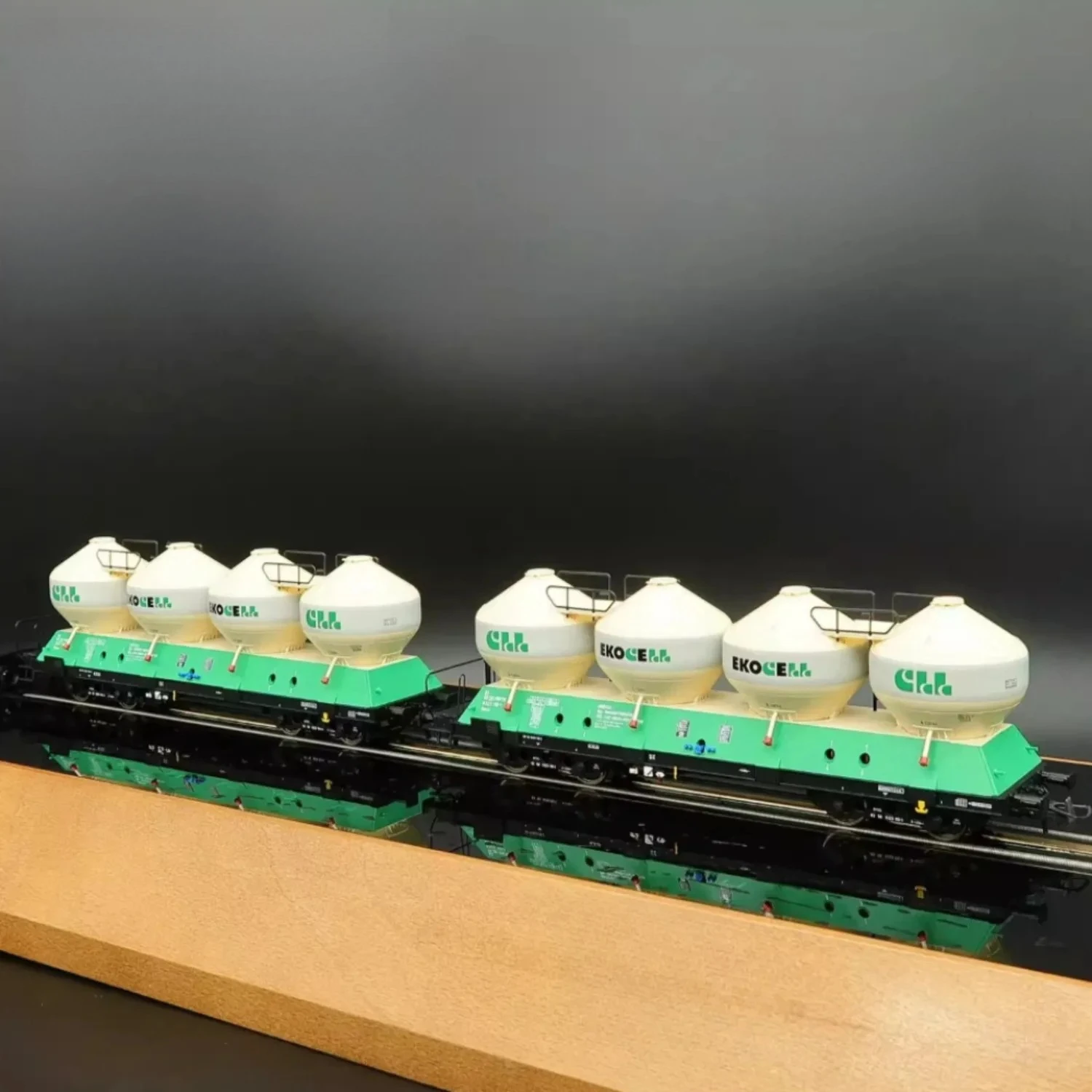 Modelo de Tren ROCO HO Tipo 1/87, Vagón Silo Tipo Uacs, Vagón de Carga 77006, Juego de Dos Vagones, Pintura Verde, Modelo de Vagón, Juguete para Niños, Regalo