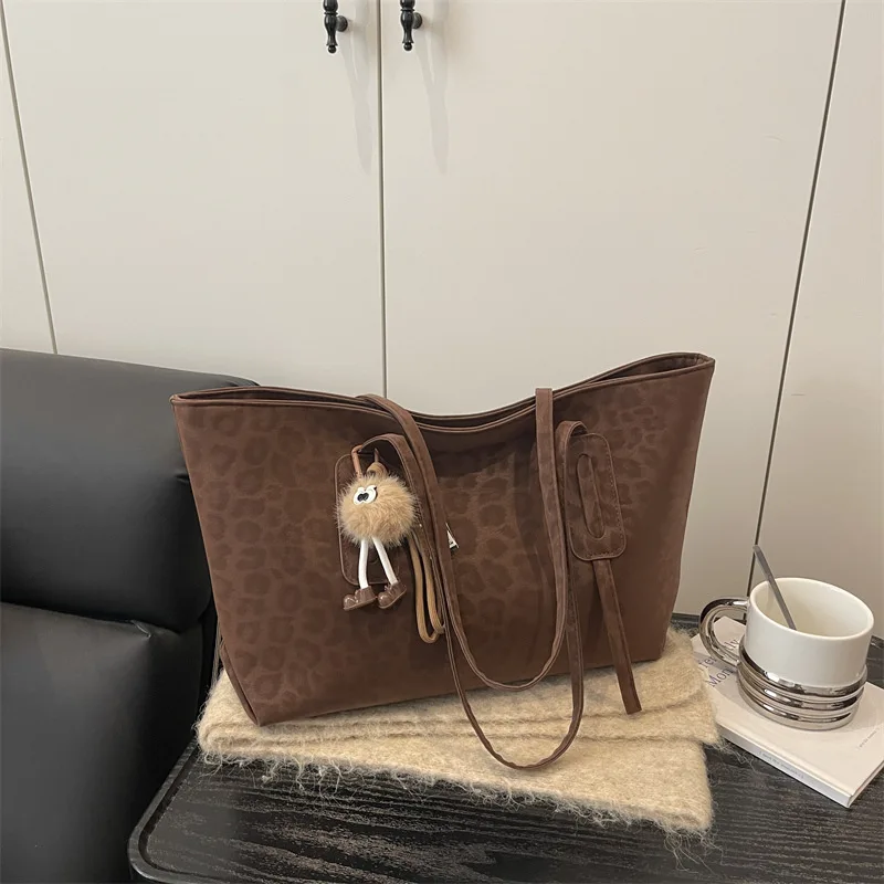 

New Fashion Leopard Print Tote Bag Women High Quality Retro Shoulder Bag for Daily Commute Comfortable and Versatile Bucket Bag