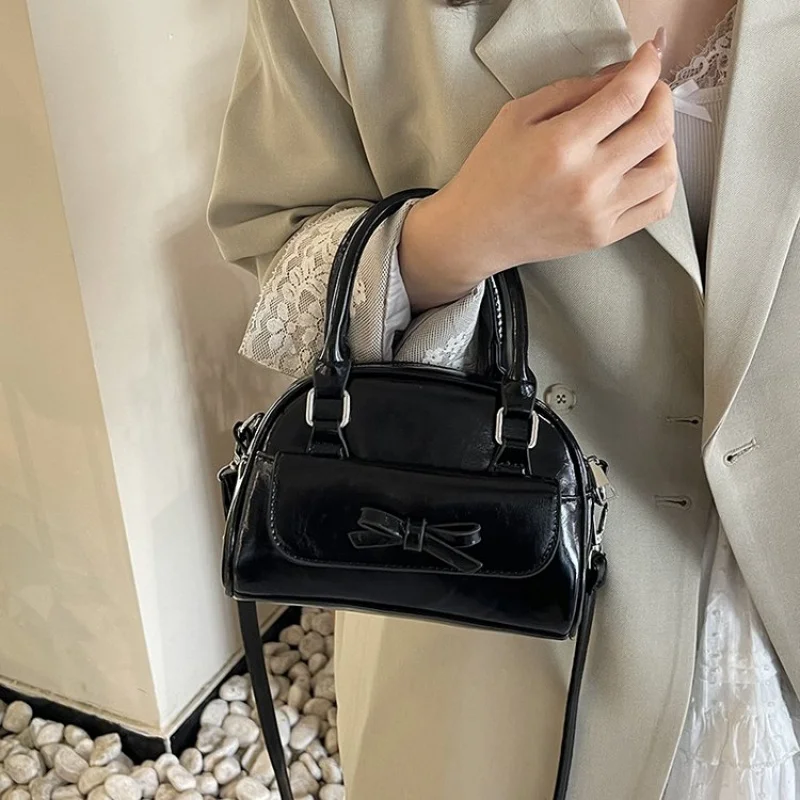 กระเป๋าถือหนังเจาะรูมีสไตล์สำหรับผู้หญิง ดีไซน์เนอร์ออกแบบ ระบายอากาศได้ดี เหมาะสำหรับฤดูร้อน ดีไซน์ทันสมัยพร้อมรายละเอียดแบบคัตเอาท์