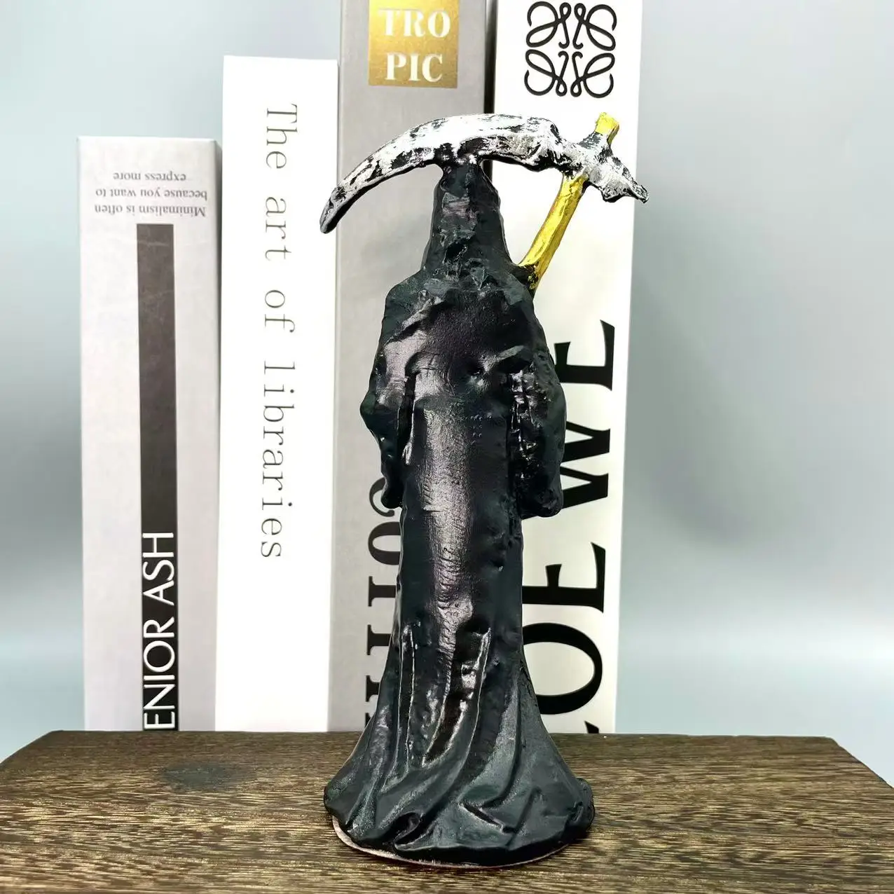 1pc Dark-style hand-held scythe Grim Reaper statue ornament, resin craft, desktop decoration, modern personalized bar decoration, Halloween decoration