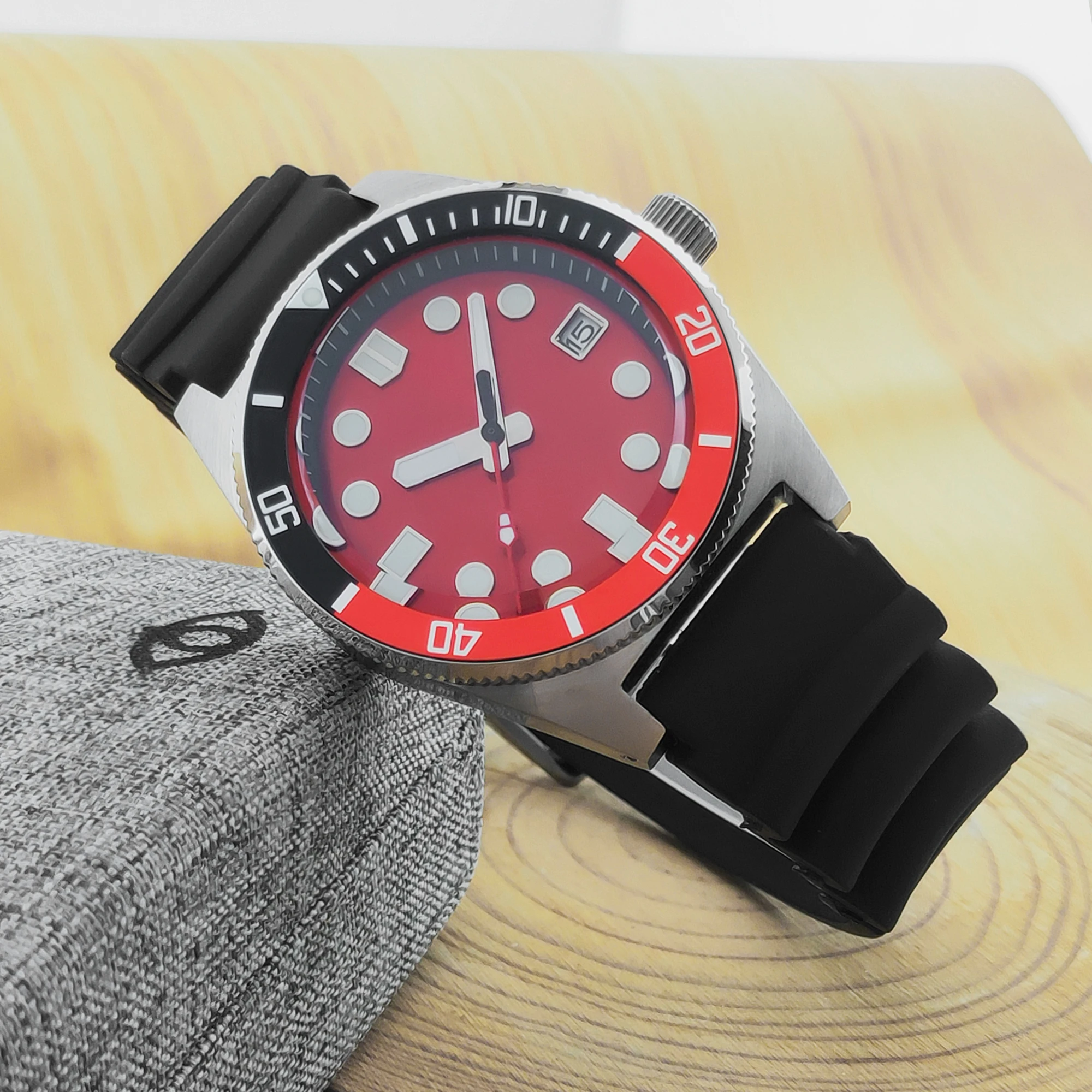 40 มม.ที่กําหนดเอง NH35 การเคลื่อนไหวอัตโนมัตินาฬิกาผู้ชาย Sapphire Slass นาฬิกากันน้ํากีฬา Leisure Luminous นาฬิกาดําน้ํา