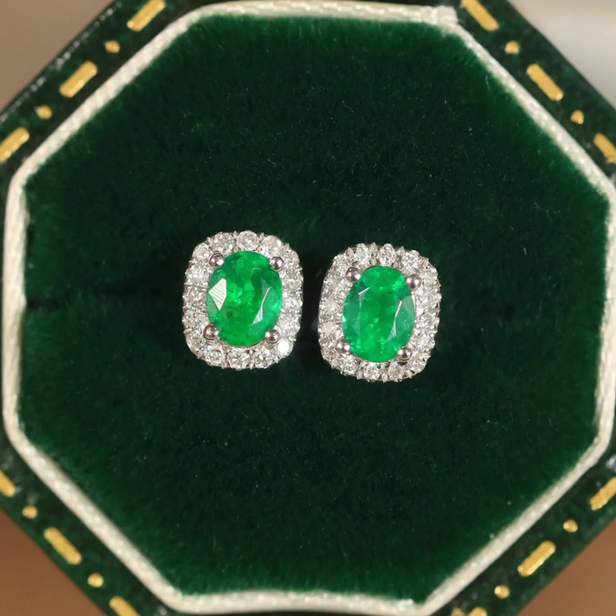 

Luxury 925 Silver Lab-grown Emerald Cushion Ear Stud Real Platinum 1ct Vivid Verdant Green Geometric Daily Wear Earring Jewelry