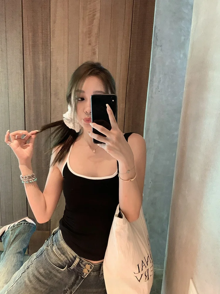 Biały, dopasowany top na ramiączkach, kolor Colion, casualowy damski tank top, modny, uniwersalny, elegancki.