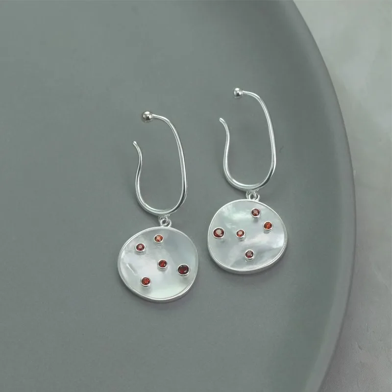 GEEZENCA ภาษาฝรั่งเศสคําสไตล์ 925 เงินสเตอร์ลิงสีขาว Shell & Zircon Dangle ต่างหูผู้หญิงไม่มีเจาะแขวนต่างหูสําหรับเธอ