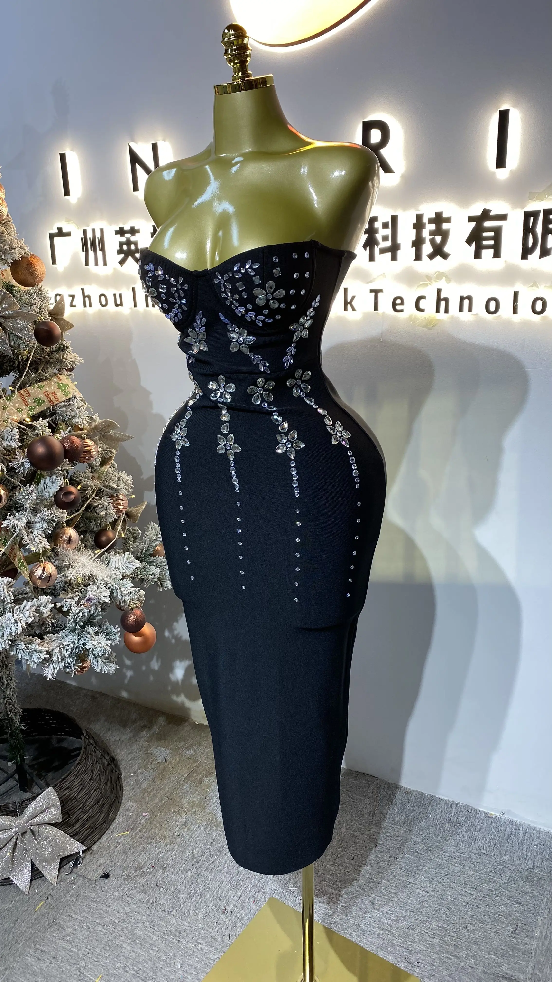 패셔너블하고 트렌디한 3D 라인 루즈 실버 7색 꽃 모양 라인스톤 아플리케 프롬 드레스용-GZXX361