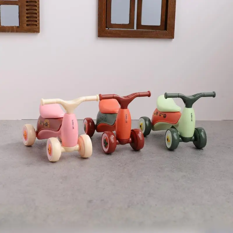 

1 шт., случайная имитация мини-пластика, детский балансировочный автомобиль, четырехколесный детский раздвижной самокат, орнамент, украшение для кукольного дома